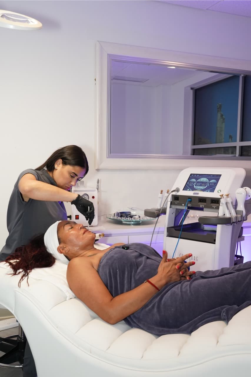 Una esteticista de Skin & Self realizando un tratamiento de piel en nuestro estudio de White Plains