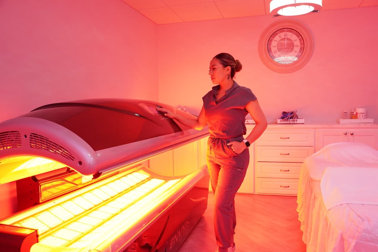 La sala de luz roja Envy de Skin and Self en White Plains.