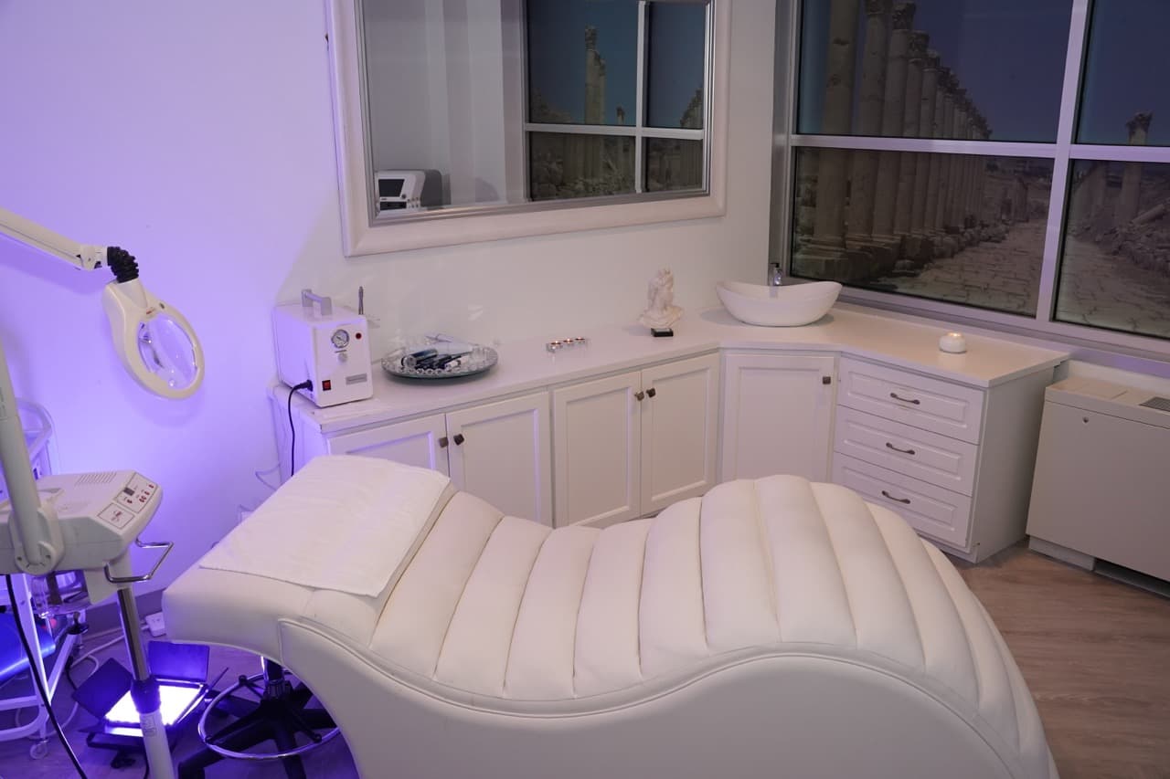 Una sala privada de tratamiento en Skin & Self en White Plains